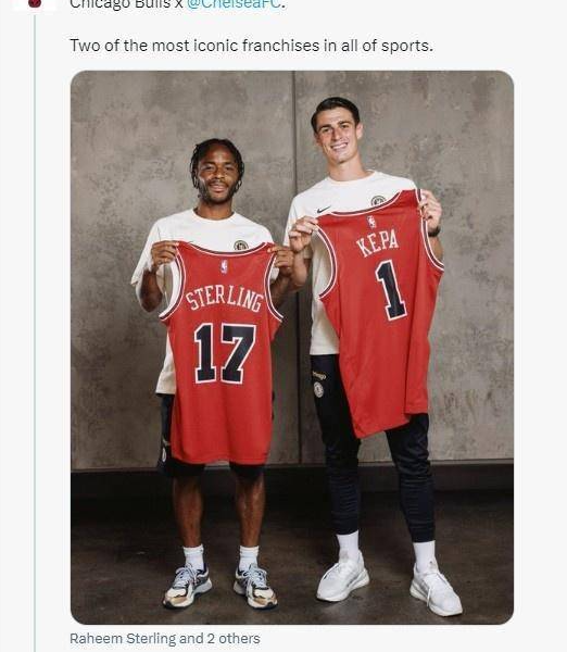 Football and basketball linkage! Sterling and Kepa visit the NBA Bulls and receive stamped jerseys